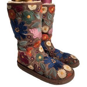 UGG boots Wahine Floral embroidered brown size 8